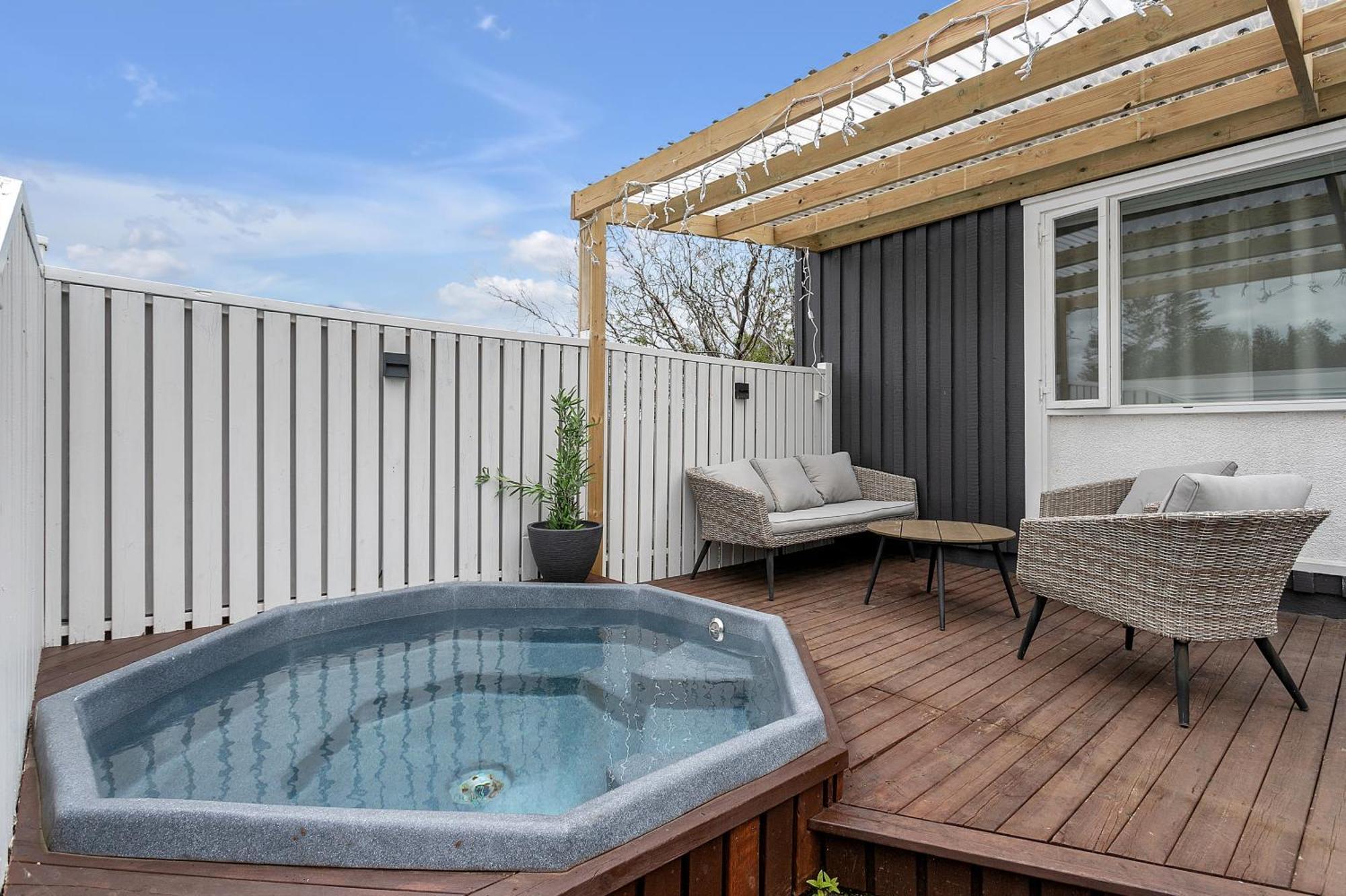 House - Villa With Garden And Hot Tub, 2 Min From Reykjavik Garthabaer Zewnętrze zdjęcie