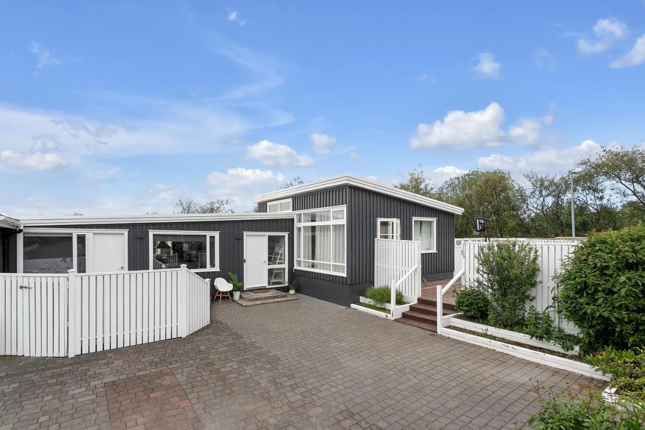 House - Villa With Garden And Hot Tub, 2 Min From Reykjavik Garthabaer Zewnętrze zdjęcie