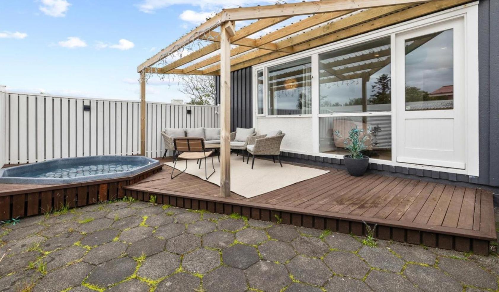 House - Villa With Garden And Hot Tub, 2 Min From Reykjavik Garthabaer Zewnętrze zdjęcie